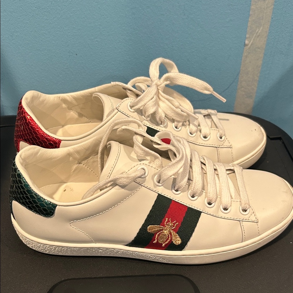 Women’s Gucci White Sneakers with bee